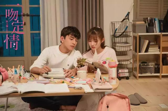 淘气小亲亲漫画，一吻定情超催泪