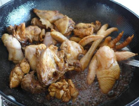 大厨教你香菇炖鸡家常做法，东北名菜小鸡炖蘑菇