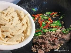 家常腐竹炒肉丝的做法，简单易学—尖椒腐竹炒肉丝