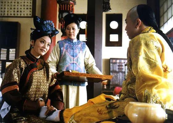 38岁杨蓉终于高调一回，穿红T配红纱裙娇艳妩媚