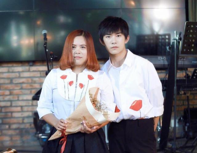 易烊千玺的妈妈，易烊千玺妈妈年龄多少岁（千玺妈妈20岁旧照曝出）