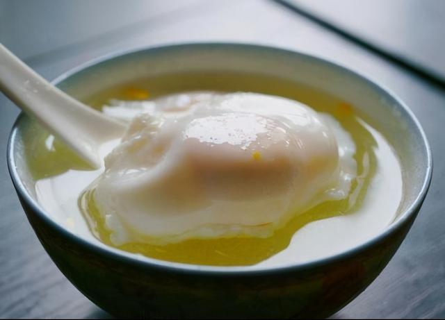 水煮荷包蛋最简单做法，水煮荷包蛋容易散花