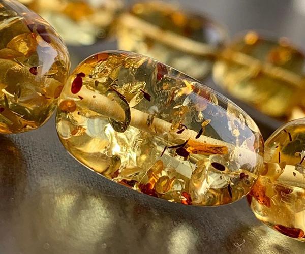 琥珀形成的条件，琥珀的形成过程和条件（琥珀形成需要哪些阶段）