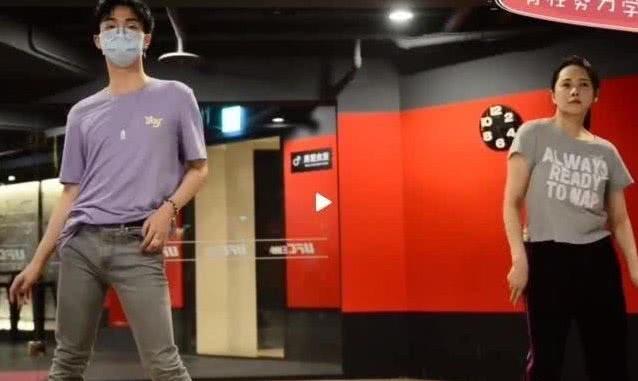 伊能靜18歲兒子社交帳號曝光！曬女裝照身材姣好，繼承媽媽高顏值 娛樂八卦吃瓜 第4张