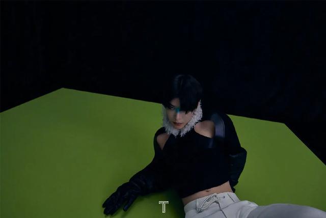 李宇春女装图片，李宇春穿搭卫衣（时尚大片红黑榜）