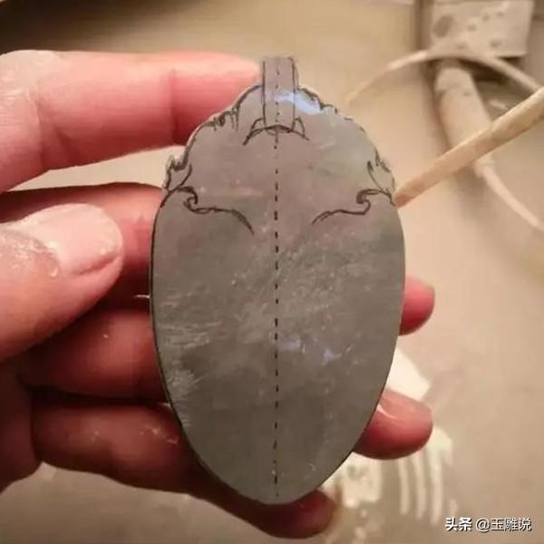 玉石雕刻加工费，翡翠雕刻加工费多少（价值才几百元的翡翠料子）