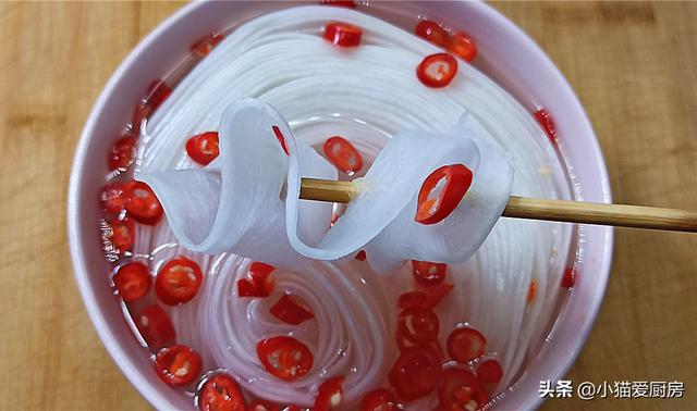 雪碧泡萝卜条的做法甜酸脆，这样做出来的雪碧泡萝卜