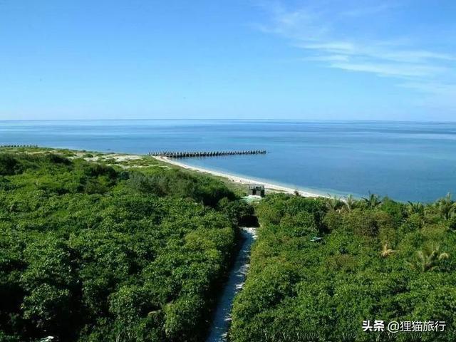 东沙群岛位于万山群岛以东，东沙群岛主要岛屿