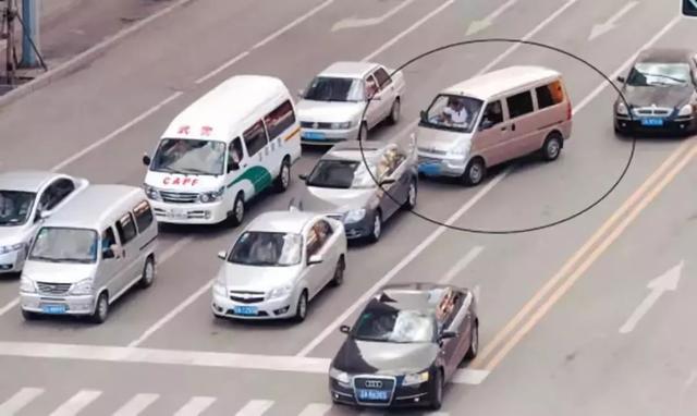 交通实线变道怎么算违规，交警：这种情况不扣分不罚款
