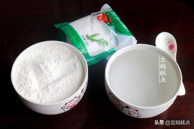 學86歲奶奶做拿手小吃，炸糖糕，1個碗1個勺，簡單實用還不會出錯 熱愛美食 第5张