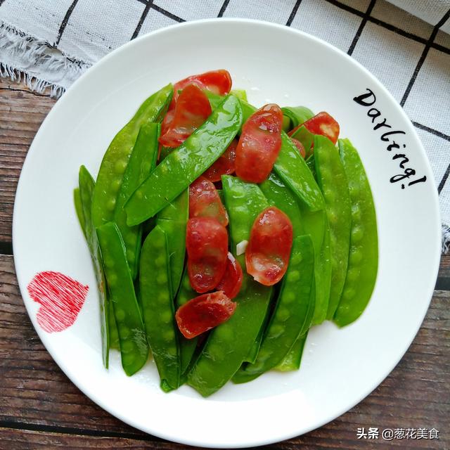 腊肉肠炒荷兰豆的做法教程，荷兰豆炒腊肠的做法简单易学