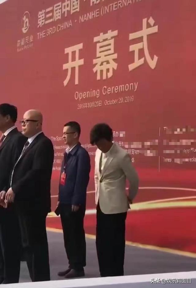 还晒出了一张王宝强在家中的旧照，土掉渣变身帅气男掀起乡村时尚潮