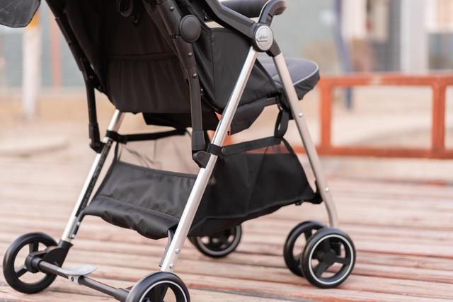 quinny婴儿推车折叠，这是给宝宝的第一辆座驾