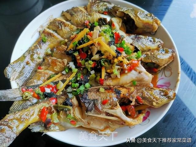 黄鸭叫最好吃的做法，用烧热的药膳油再将鱼烫熟