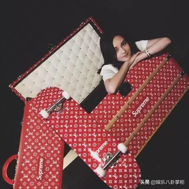 周扬青生活照曝光，年入千万身家20亿