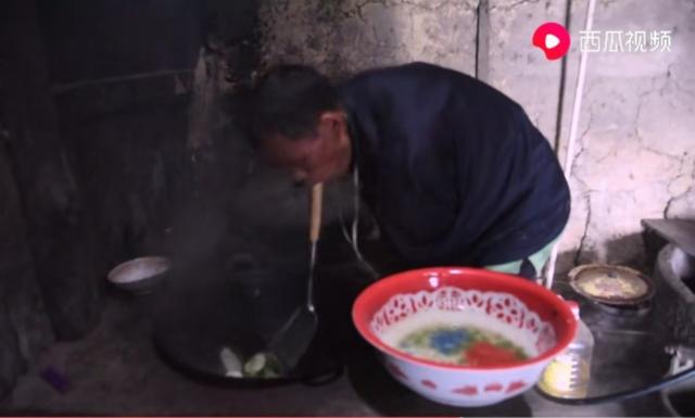 陈星银颁奖典礼，含勺喂母感天动地