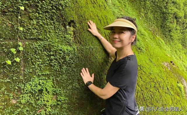 香港女星钟楚红简历，丈夫去世的香港女星