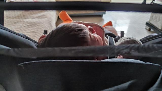 quinny婴儿推车折叠，这是给宝宝的第一辆座驾