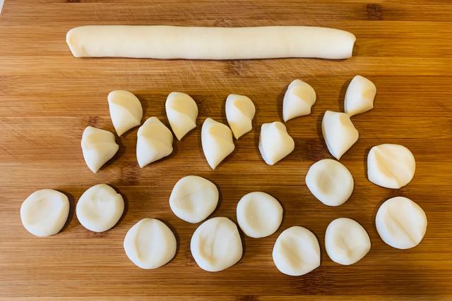 饺子馅怎么调才好吃，正宗饺子馅怎么调最好吃（饺子馆的馅料真正调制顺序是怎样的）