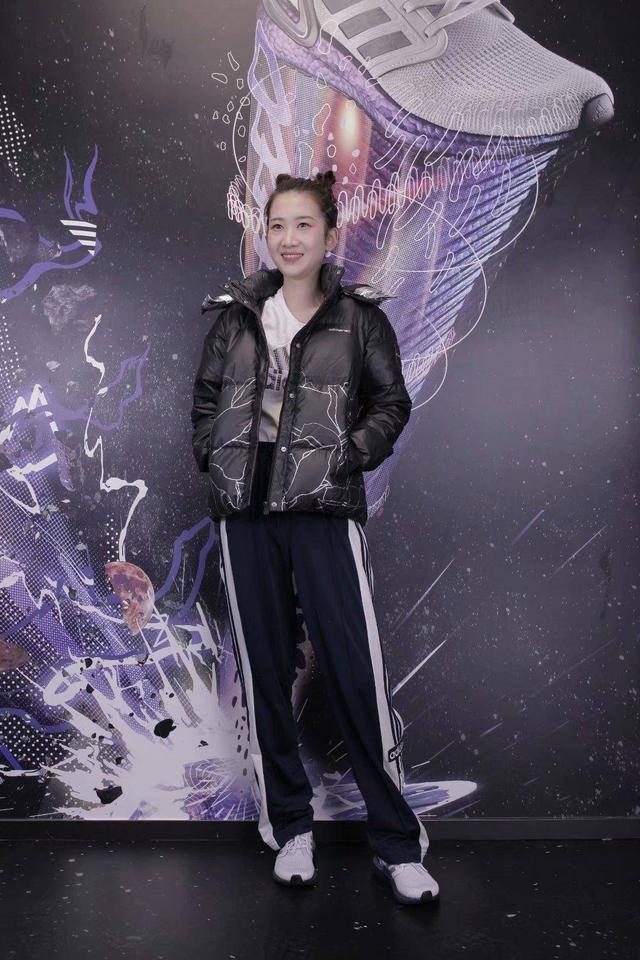 阿迪达斯羽绒服，如何判断adidas羽绒服真伪（阿迪达斯专柜经典款三条杠羽绒棉服面包服）