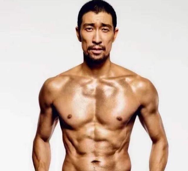 王千源，一個被演技耽誤的健身達人，49歲身材依舊吊打小鮮肉 健身減肥達人 第2张
