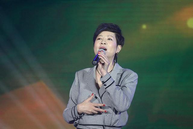 杭天琪在历届春晚演唱，曾9登春晚舞台的西北歌后杭天琪