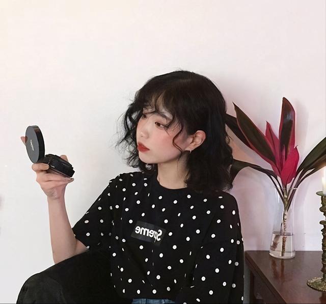 波浪型小清新发型，先别去理发店做大波浪