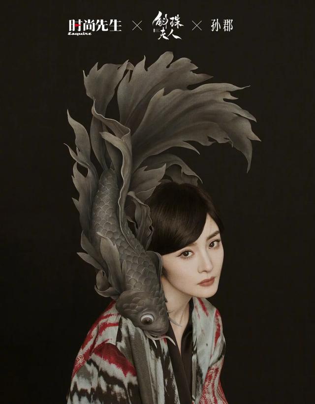 李宇春女装图片，李宇春穿搭卫衣（时尚大片红黑榜）