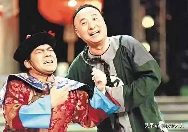 朱时茂春晚最新消息，与旗袍美女饮酒红光满面