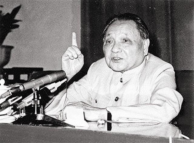 80年代深圳火车站，1991年深圳火车站建成