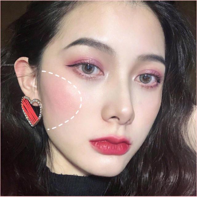 腮红的正确打法，怎么擦腮红打腮红的基础三个步骤（学会腮红打法，妆后颜值翻倍）