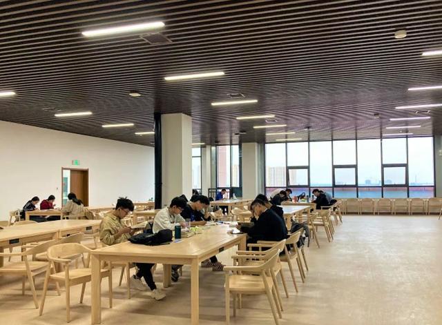 河南科技大学图书馆是最大的，河南理工大学新图书馆建成并投入使用