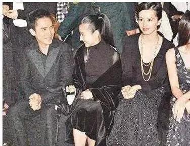 40岁的董洁为何至今嫁不出去，深扒白莲花董洁的黑红成名史