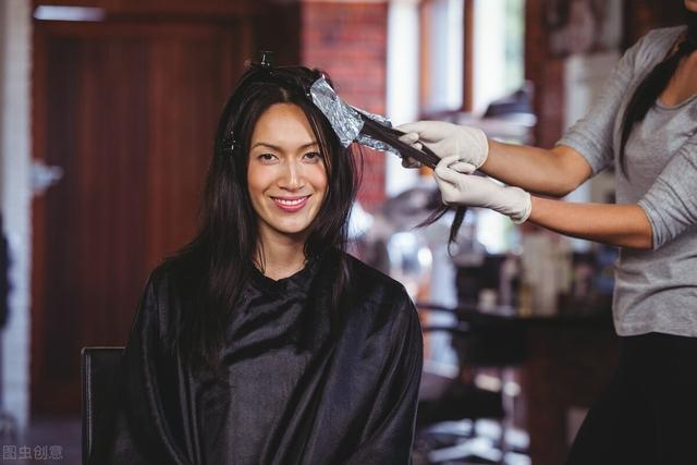 染发前要洗头发吗，染发前不洗头是为什么（应该选择什么样的颜色既能盖住白发时尚又...）