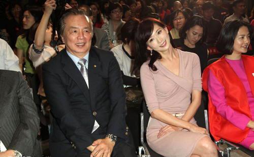林志玲出席活动被老板抱，表情奇怪被当做“强颜欢笑”