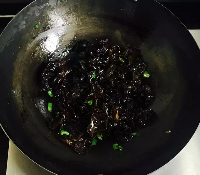 素炒韭菜木耳家常做法，韭菜和豆腐皮、木耳是天生的一对