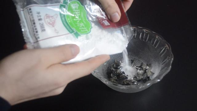 木耳的正确泡法，正确泡发木耳的方法（木耳切记不要用清水泡）