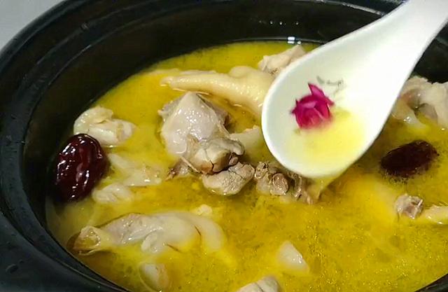 清炖鸡汤放什么材料，清炖鸡汤里面都要放什么（炖鸡汤要牢记“3放3不放”）