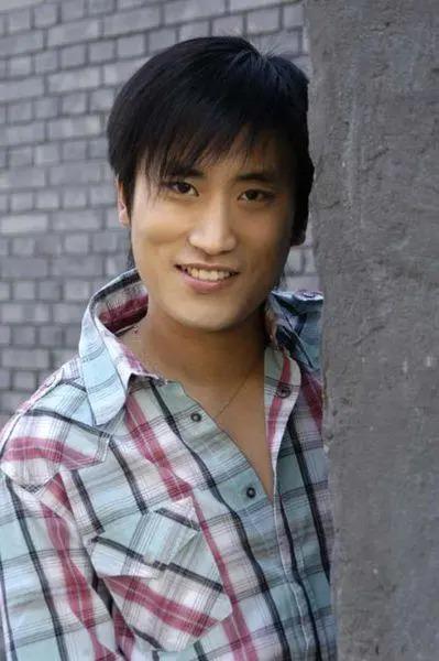 赵玉田扮演者吴云飞的老婆是谁，父亲是赵本山兄弟