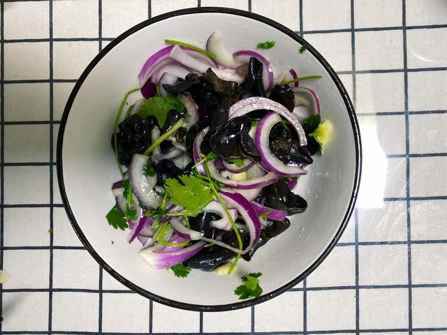 凉拌木耳洋葱做法简单清爽开胃，秋日必备爽口小菜