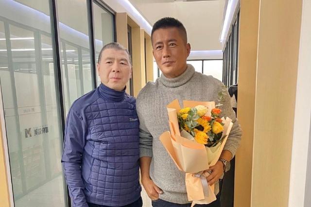 冯小刚得了什么病，冯小刚因何得了白癜风（移民风波后的冯小刚现身）