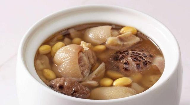 怎么炖猪蹄汤又烂又好吃，猪蹄半个小时就能炖烂