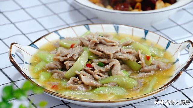 這是快手家常菜絲瓜炒肉片，豬肉這樣上漿，吃著嫩滑 熱愛美食 第19张