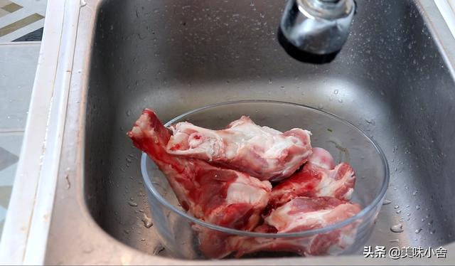 猪骨头汤怎么熬最好喝，大骨头汤这样熬才好喝（骨头汤怎么熬又鲜又浓）