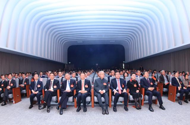 央企和公务员哪个好，央企公务员哪个好（公务员2：1险胜）