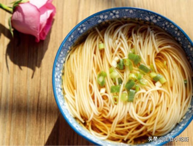 葱油面的家常做法，教你做出吃了心满意足的葱油面（怎么样做葱油面好吃）