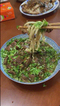 「小姐姐穿的靴子這麼嚴實，捂一天什麼味道？」哈哈哈 搞笑整蠱 第15张