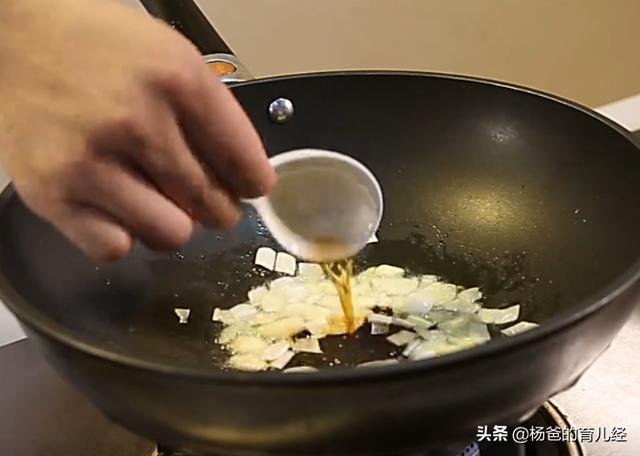 青椒炒培根做法步骤，分享一款培根炒青椒