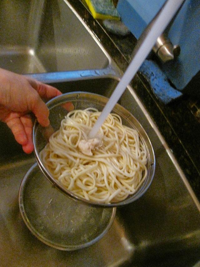 鸡丝凉面的做法，正宗鸡丝凉面的做法（用家常的调料就能做）