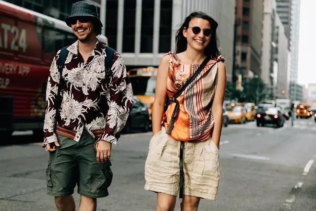 男士超级短裤怎么穿，一双长袜子不能少